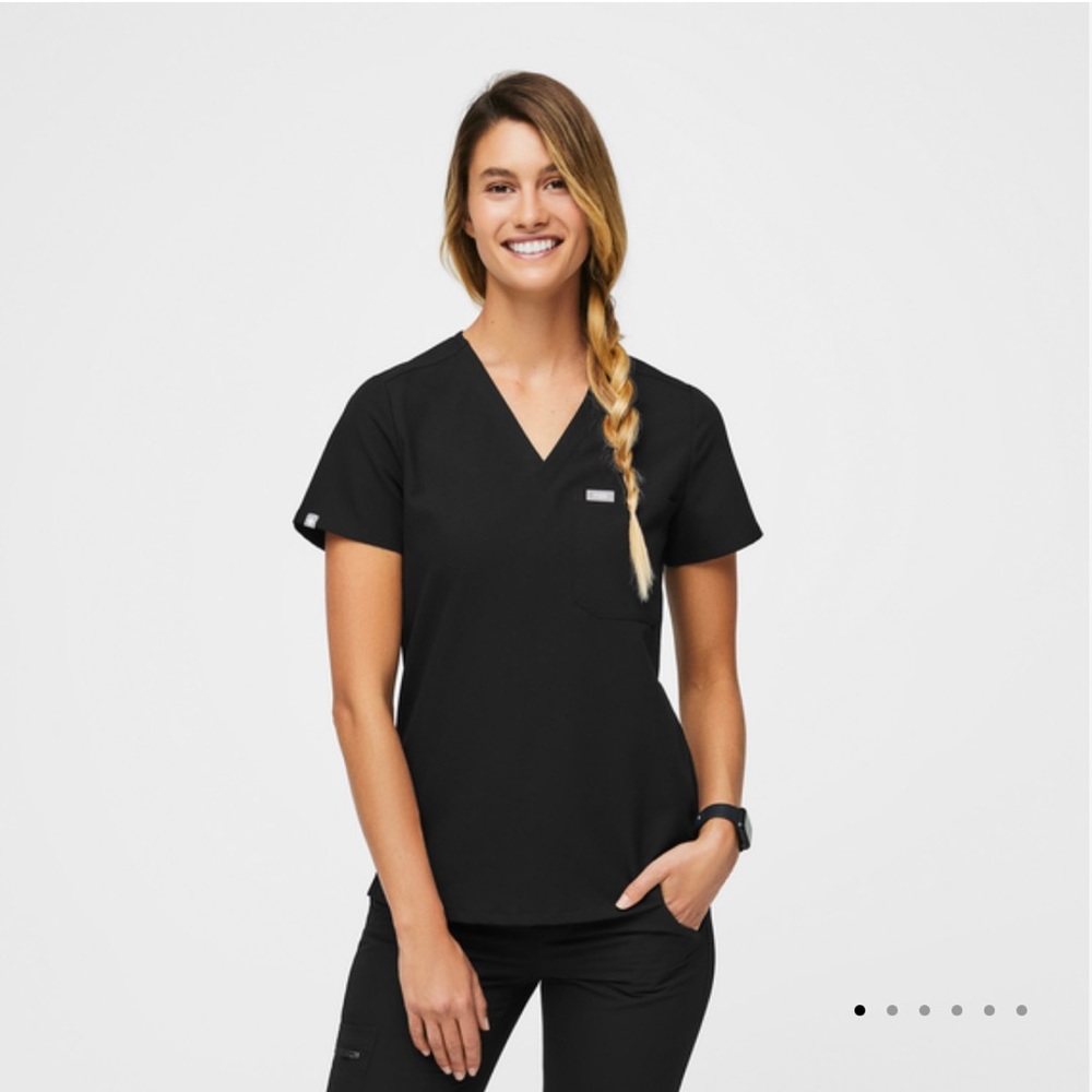 FIGS Women’s Black Catarina One-Pocket Scrub Top XS